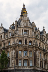 Fassade eines typischen alten historischen Gebäudes in Antwerpen/Belgien