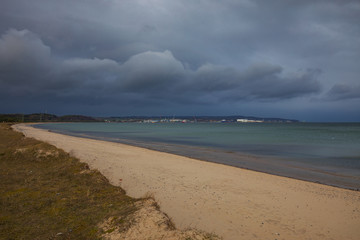 Dicke Wolken über dem Hafen Neu Mukran auf Rügen