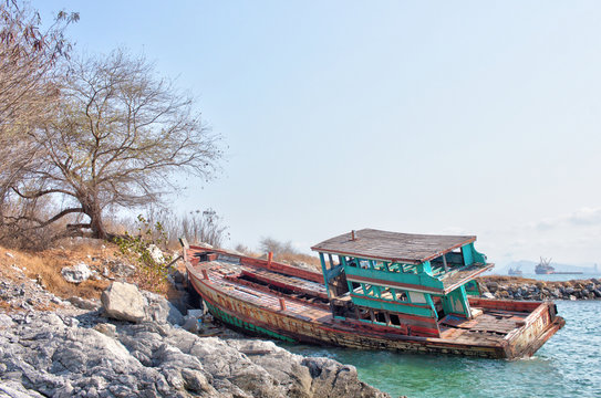 Schiffswrack eines Fischkutters in Thailand