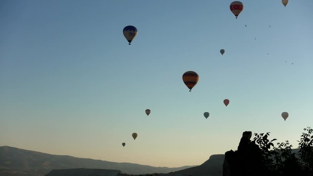 Timelapse mongolfiere all'alba