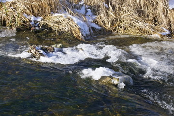 Bach im Winter mit schönen Eiskristallen