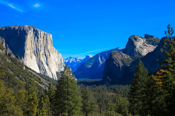 Fototapeta na wymiar Panorama, Yosemite Valley mit dem Bergmassiv Half Dome