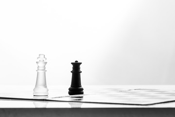Dame und König auf einem Schachbrett