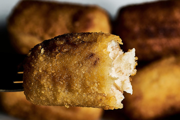 Crocretas de jamon fritas crujientes en detalle.