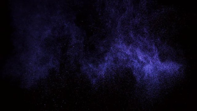 Chmura perfum z prawej strony. Zwolnione tępo 