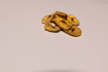 gelbe Bananenchips auf weißem hintergrund