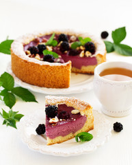 Blueberry cheesecake without baking, with blueberries and blackberries.