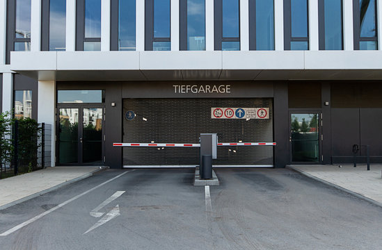 Ein und Ausfahrt zur Parkgarage Parkplatz