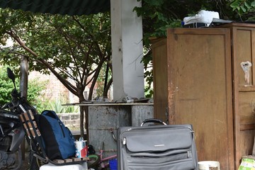 objetos multiples abandonados en jardin