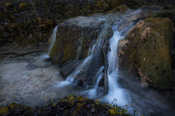 Pause longue d'une cascade &agrave; Roquefort-les-Cascades, Ari&egrave;ge, Occitanie