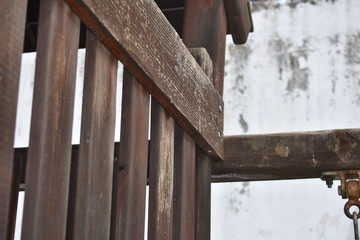 detalle de esquina de casa de juego de madera