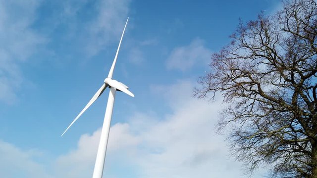 &Eacute;olienne dans un paysage de bocage vend&eacute;en - Ciel bleu avec quelques nuages - Parc &eacute;olien