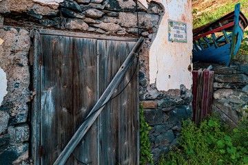 Verlassene Fischerboote in Madeira
