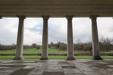 Set of columns oriented towards a green field