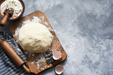 Ingridintny for baking: dough, flour, eggs. Cooking process.