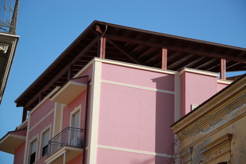 różowy budynek