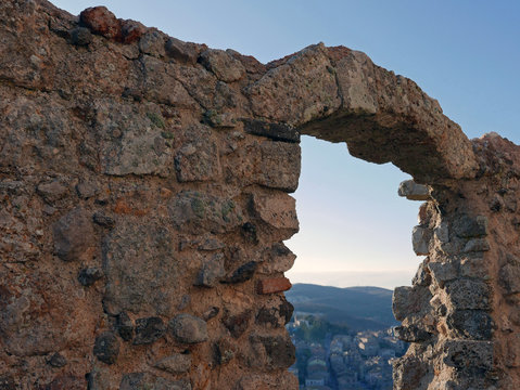 le rovine del casello a Tolfa, Italia, in una bella giornata di sole