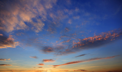 Błękitne niebo po zachodzie słońca niebo z kolorowymi chmurami	