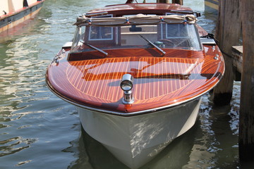 Fototapeta na wymiar motorówka ,łódka z drzewa mahoniowego,Wenecja