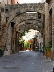 Fototapeta na wymiar narrow street in old town of Rhodos