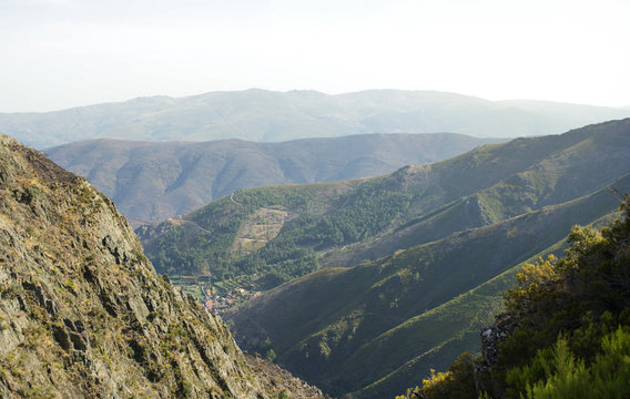 Aldeia perdida no meio das montanhas