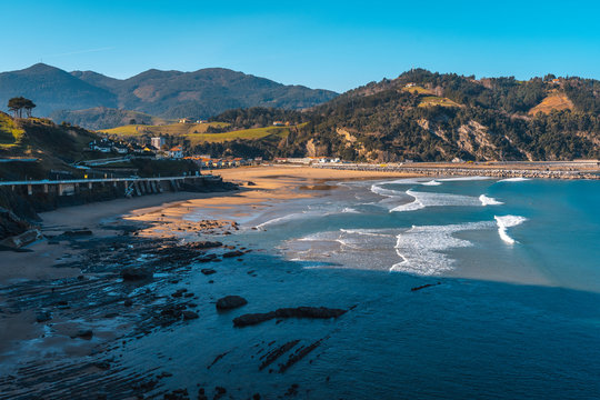 Beach in the coastal town of Deba, Guip&uacute;zcoa. Basque Country