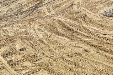 Reifenspuren im Sand