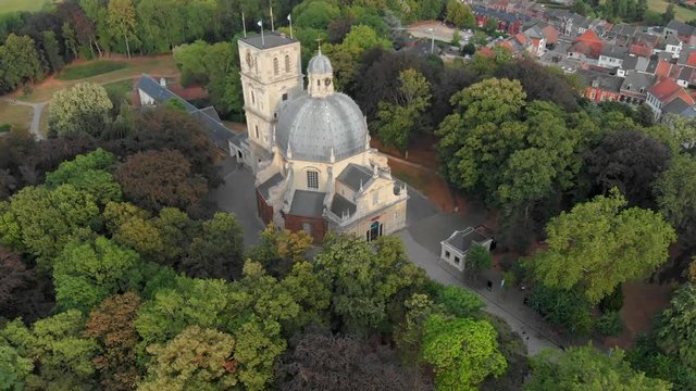 Basiliek van scherpenheuvel in hageland vlaanderen met park in belgie