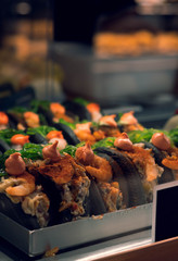 pequeños bocados de gamba y algas sobre pan 