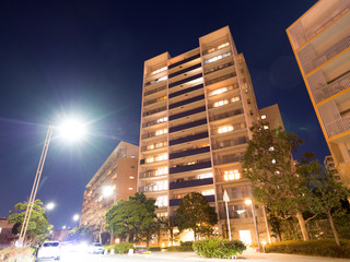 夕暮れの高層マンション © moonrise