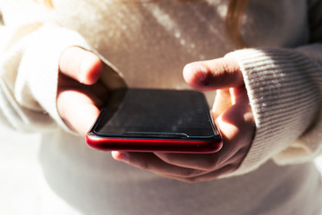 Mujer observa pantalla de teléfono móvil