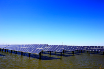 Naklejka premium Solar panels on the water