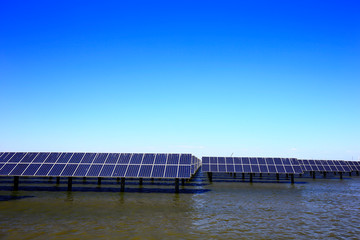Obraz premium Solar panels on the water