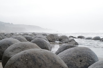 Obraz premium Bowling ball beach in the mist