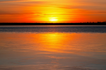 Obraz premium Winter Sunrise Over Calm Colorado Lake