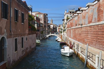 Fototapeta na wymiar one of the narrow Venetian canals with a small bridge
