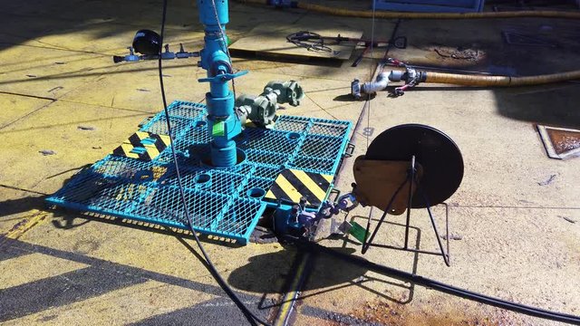Slickline sheave wheel, lubricator, BOP working on the platform underneath the rig floor for well intervention
