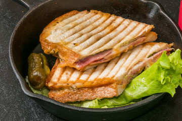 ホットサンドイッチ　Italian popular hot sandwich (panini)