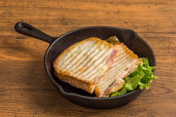 ホットサンドイッチ　Italian popular hot sandwich (panini)