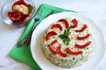 Concetto di cibo russo. Insalata russa tradizionale Olivier con verdure, carne e maionese.