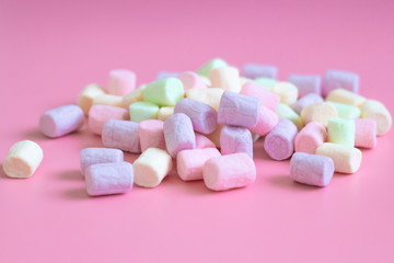 Obraz na płótnie Canvas mini marshmallow on pink background
