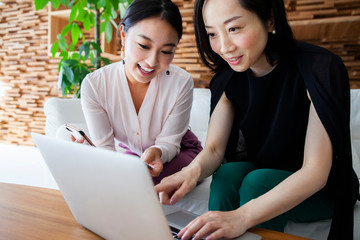 パソコンを使う母と娘