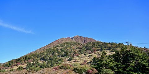 妙見岳の紅葉とロープーウェイのコラボ情景＠雲仙、長崎