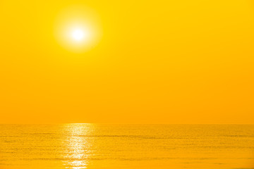Obraz na płótnie Canvas Beautiful tropical sea ocean beach at sunrise or sunset time