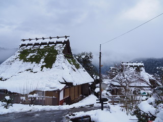 雪景色の美山　かやぶき民家