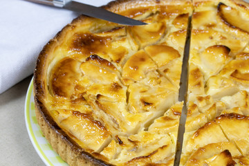 tarte aux pommes dans une assiette