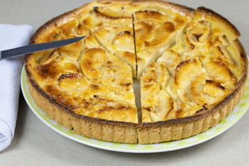 tarte aux pommes dans une assiette
