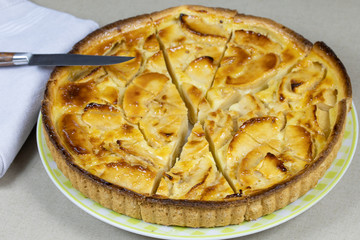tarte aux pommes dans une assiette