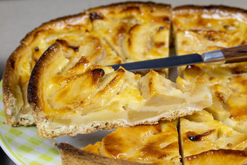 tarte aux pommes dans une assiette