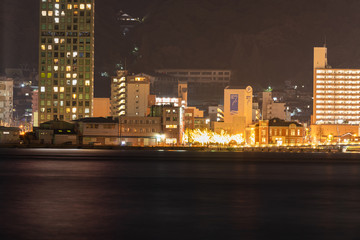 Obraz na płótnie Canvas 下関から眺める関門海峡と門司港レトロ夜景